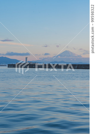 Mount Fuji from the fishing port 99598322