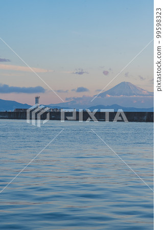 Mount Fuji from the fishing port 99598323