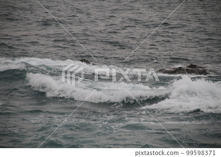 崩潰的波浪和海表面 99598371