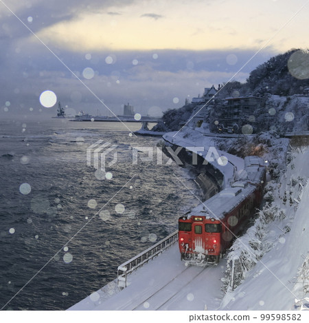Snowy winter Himi Line (Train running away is photographed from behind) 99598582