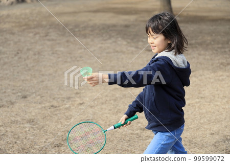 Elementary school girl playing badminton (8 years old) 99599072