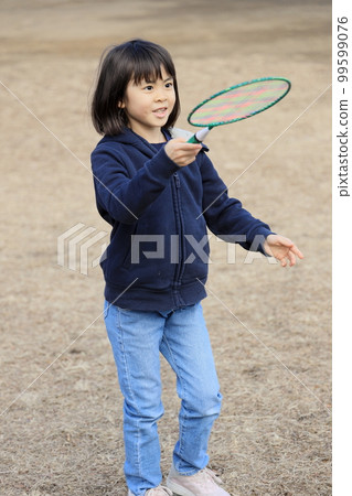 打羽毛球的小學生（8歲） 99599076