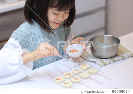 製作白巧克力的小學生（8歲） 99599084