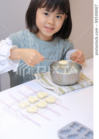 製作白巧克力的小學生（8歲） 99599087