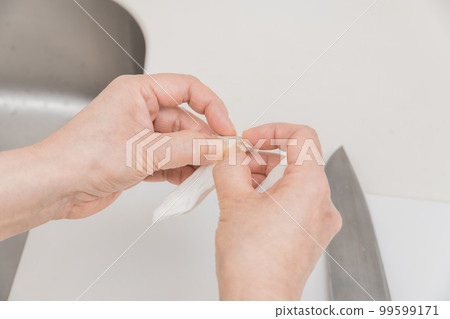 [A middle-aged housewife tears a king oyster mushroom] 99599171