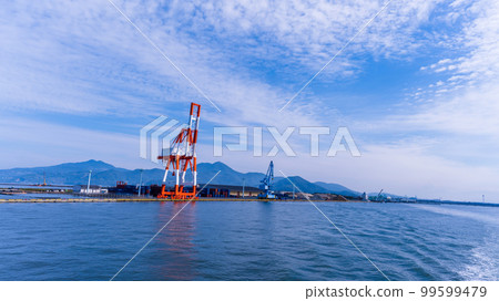 從有明海看熊本縣金峰山和熊本港全景“從熊本港到島原港（渡輪航行）” 99599479