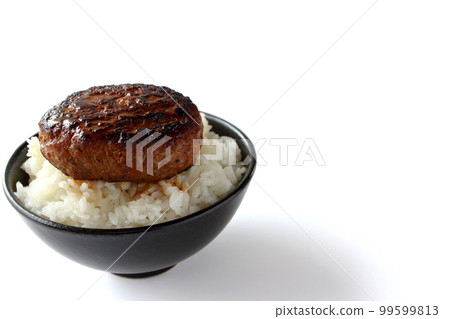 米飯上的漢堡包盛在碗裡 99599813