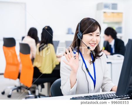 在辦公室開遠程會議的女人 在辦公室開遠程會議的女人 99600353