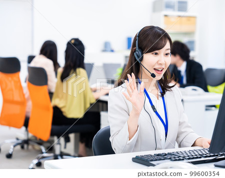 在辦公室開遠程會議的女人 在辦公室開遠程會議的女人 99600354