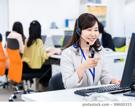 在辦公室開遠程會議的女人 在辦公室開遠程會議的女人 99600355