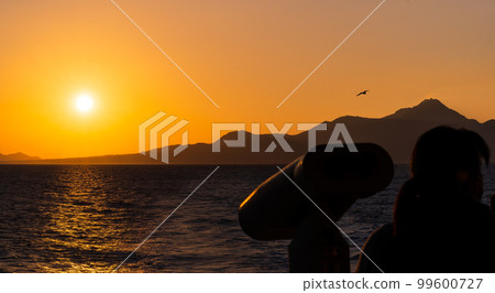 從渡輪上可以看到的風景(長崎縣普賢山和夕陽,野鳥海鷗)渡輪航行和旅行(從島原港到熊本港) 從渡輪上可以看到的風景(長崎縣普賢山和夕陽,野鳥海鷗)渡輪航行和旅行(從島原港到熊本港) 99600727