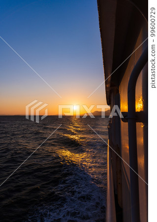 從渡輪上可以看到的美麗風景(長崎縣普賢山和夕陽,野鳥海鷗)渡輪航行(從島原港到熊本港) 從渡輪上可以看到的美麗風景(長崎縣普賢山和夕陽,野鳥海鷗)渡輪航行(從島原港到熊本港) 99600729