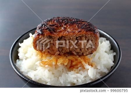 米飯上的漢堡包盛在碗裡 99600795