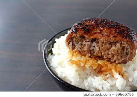 米飯上的漢堡包盛在碗裡 99600796