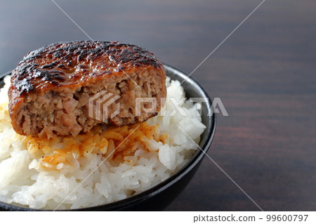 米飯上的漢堡包盛在碗裡 99600797