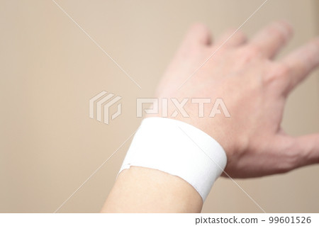 男人用膠帶纏住他的手腕 男人用膠帶纏住他的手腕 99601526