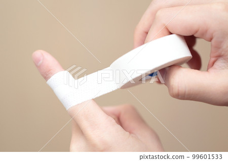 man taping his finger 99601533