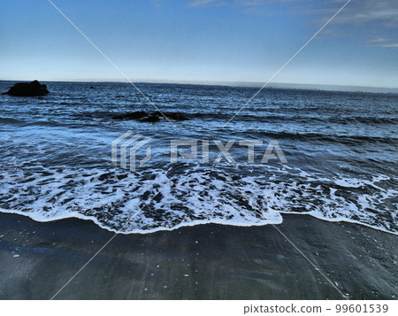 Waves to beat on the sandy beach 99601539