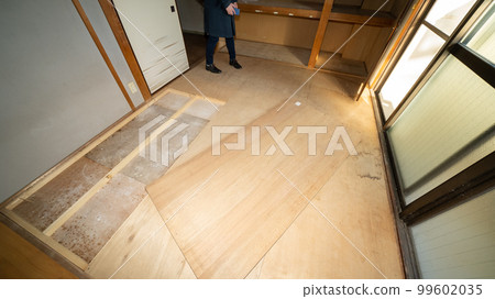 Real estate floor before renovation 99602035