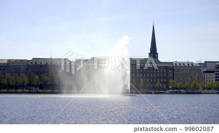 Famous fountain on Alster Lake in the city center of Hamburg 99602087