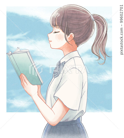 穿著整潔清爽夏裝的女學生在藍天下看書 99602701