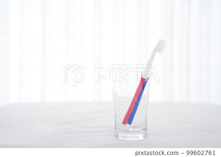 Glass cup 2 toothbrushes 99602761