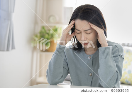 Arafif woman holding her temples headache image 99603965