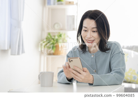 Arafif woman operating a smartphone 99604085