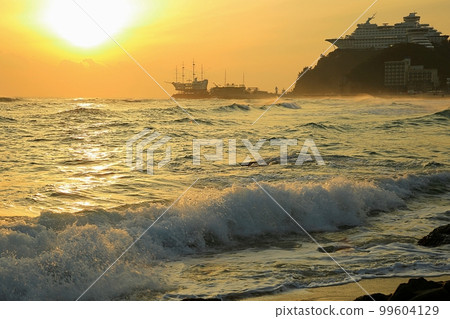 Winter travel, sunrise scenery, beach scenery, Jeongdongjin 99604129