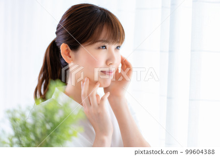 一位年輕女子感到皮膚濕潤 99604388