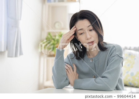 Arafif woman headache/worries image 99604414