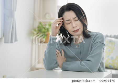 Arafif woman headache/worries image 99604470