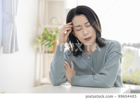 Arafif 女人頭痛/擔心圖片 99604485