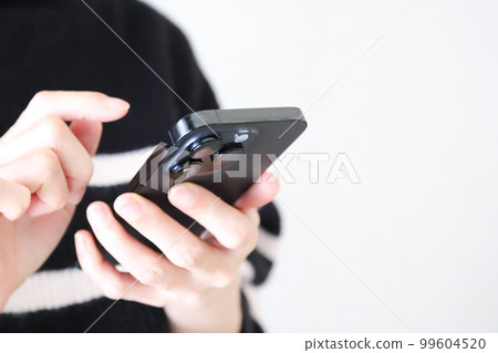 操作智能手機的手 99604520