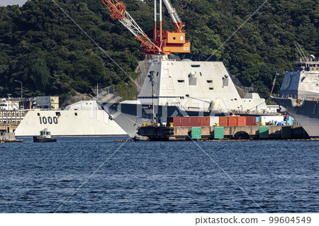 美國海軍隱形艦 Zumwalt 停泊在神奈川縣橫須賀市的橫須賀空軍基地。 99604549