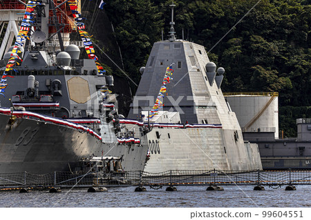 美國海軍隱形艦 Zumwalt 停泊在神奈川縣橫須賀市的橫須賀空軍基地。 99604551