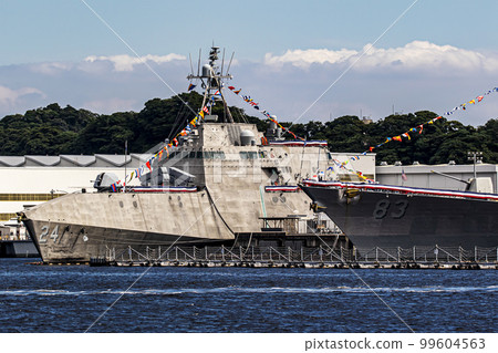 美國海軍隱形艦奧克蘭號在神奈川縣橫須賀市停泊並補給橫須賀空軍基地 99604563