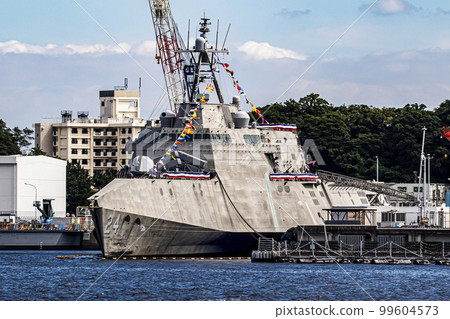 美國海軍隱形艦奧克蘭號在神奈川縣橫須賀市停泊並補給橫須賀空軍基地 99604573