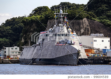 美國海軍隱形艦奧克蘭號在神奈川縣橫須賀市停泊並補給橫須賀空軍基地 99604589