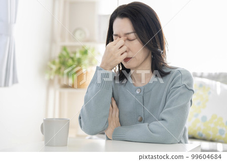 阿拉菲夫女人捧著內眼角 99604684