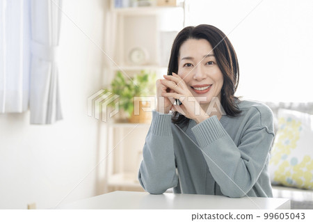 Arafif woman smiling looking at the camera 99605043