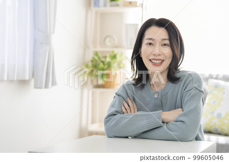 Arafif woman portrait with a smile looking at the camera 99605046