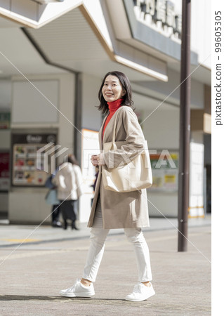Arafif woman walking in the city Portrait Arafif woman walking in the city Portrait 99605305