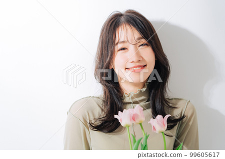 拿著鬱金香花的女人 99605617