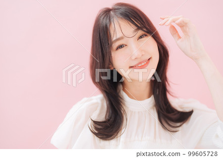 korean curly hair woman 99605728