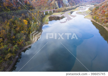 Aerial photography of "Lake Eniwa" in autumn with a drone 99605745