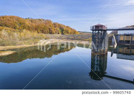 用無人機航拍秋天的“惠庭湖” 99605748