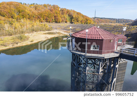 用無人機航拍秋天的“惠庭湖”/設施檢查圖 99605752