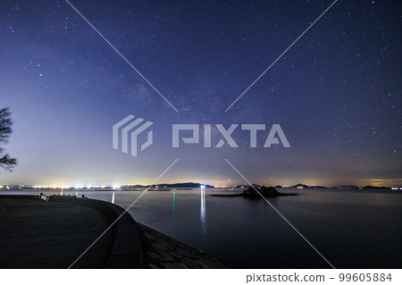 日本岡山縣淺口市賴島町美麗海上的銀河 99605884
