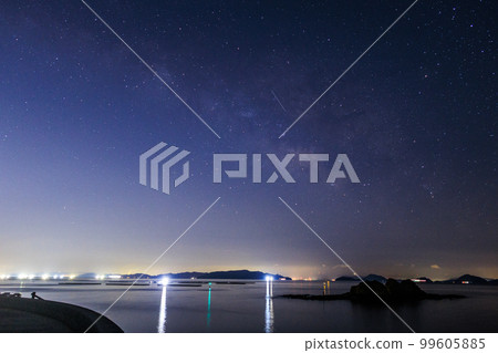 日本岡山縣淺口市賴島町美麗海上的銀河 99605885